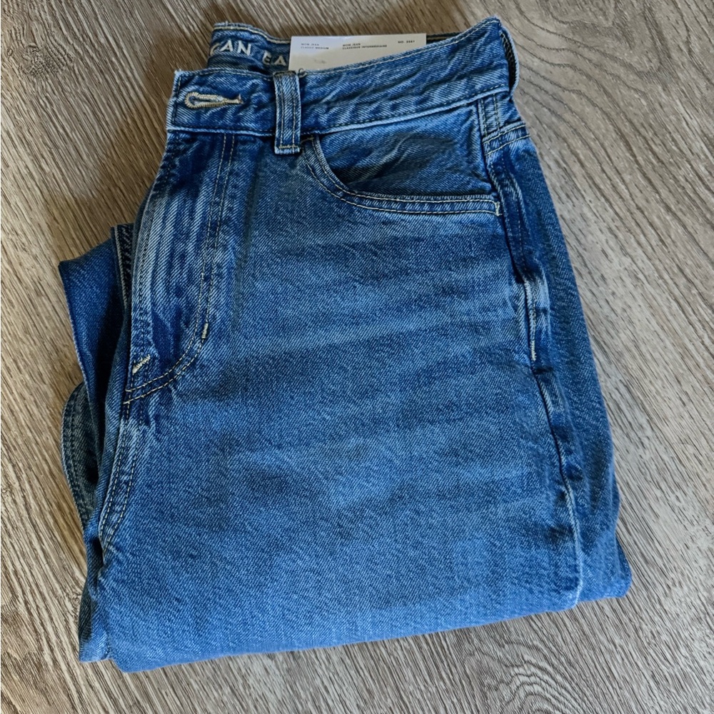 NWT American Eagle Outfitters Light Blue Mom Jeans